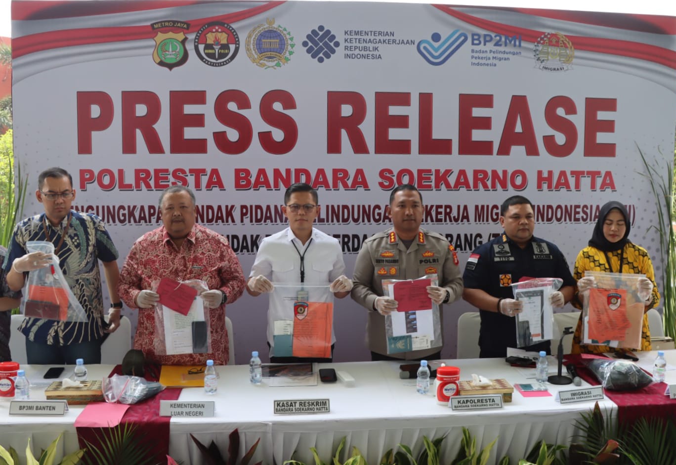 polisi-gagalkan-penyelundupan-calon-pekerja-migran-di-bandara-soekarno-hatta